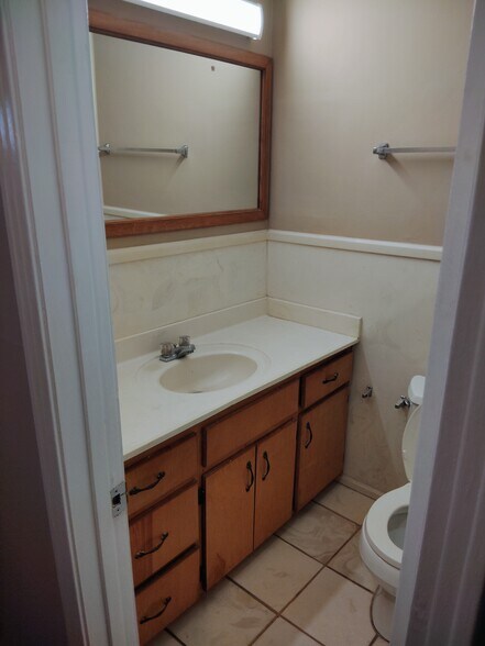 Bathroom with shower/tub - 3075 Patricia Dr