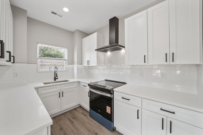 Building Photo - 2711 Tarleton Ave