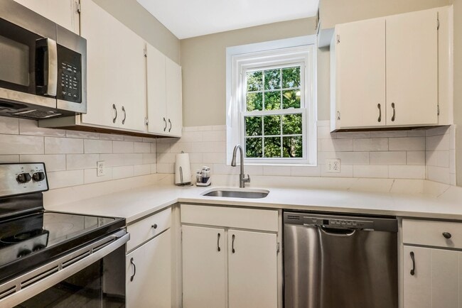 Building Photo - Fairlington 2 BR Condo for Rent!