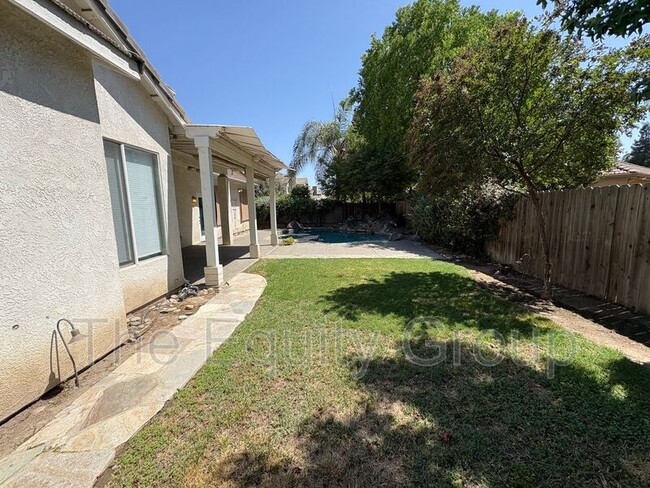 Building Photo - 2511 S Peppertree St