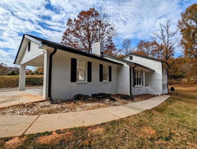 Building Photo - DUPLEX-Upstairs Unit | 3 Bedroom 2 Bathroo...