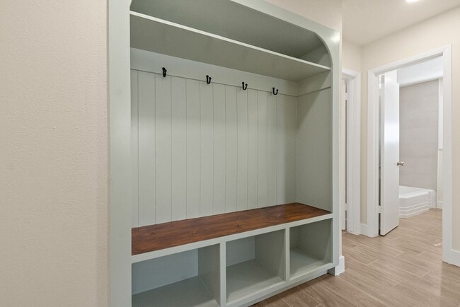 Building Photo - 821 Mark St