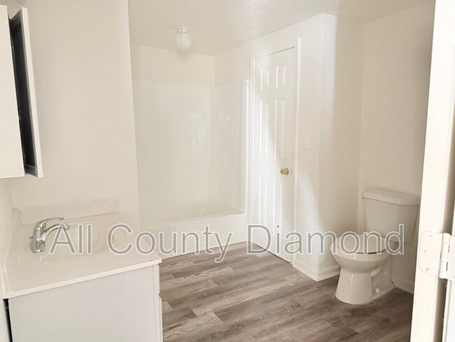 Building Photo - 237 Helen Ave