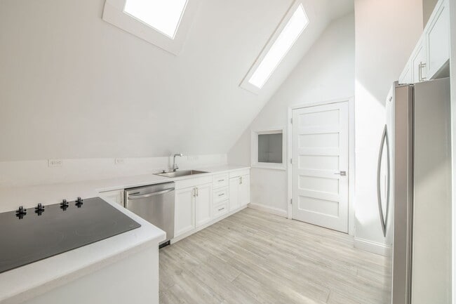 Building Photo - Updated Tremont 1 Bedroom