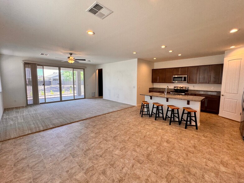Building Photo - 786 W Palo Verde Dr