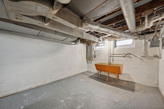 Building Photo - Beautiful Home in South Euclid