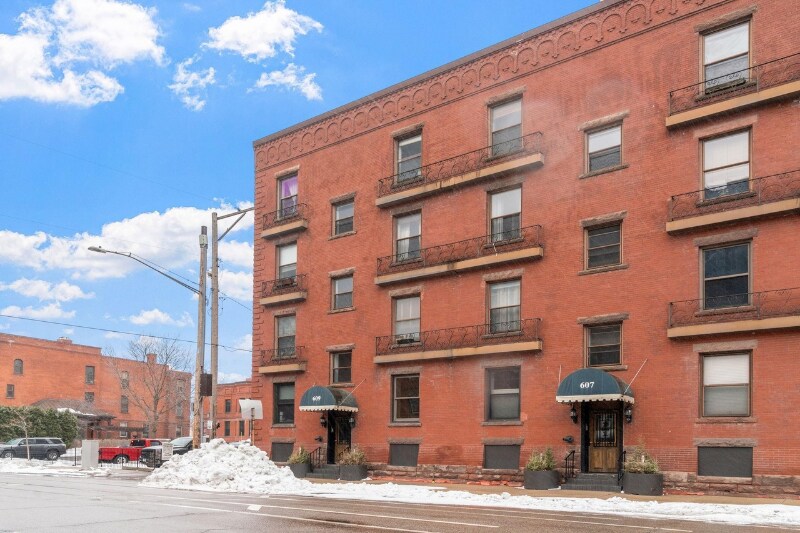 Building Photo - 609 S 9th St