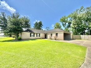 Building Photo - 15826 New Market Dr