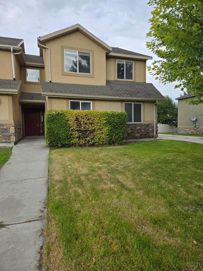 Building Photo - Beautiful 4 Bed, 2.5 Bath Townhome in Prim...