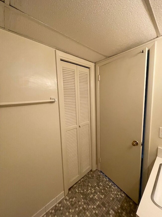 Building Photo - Desired Location In Winston-Salem