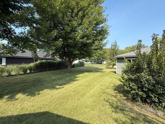 Building Photo - 3916 Fox Ridge Dr