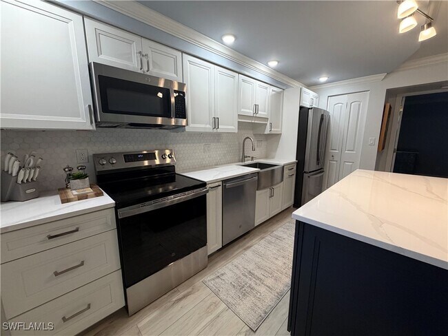 Building Photo - 960 7th St S