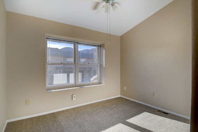 Building Photo - Updated 2-Bed Townhome in Ptarmigan Valley...
