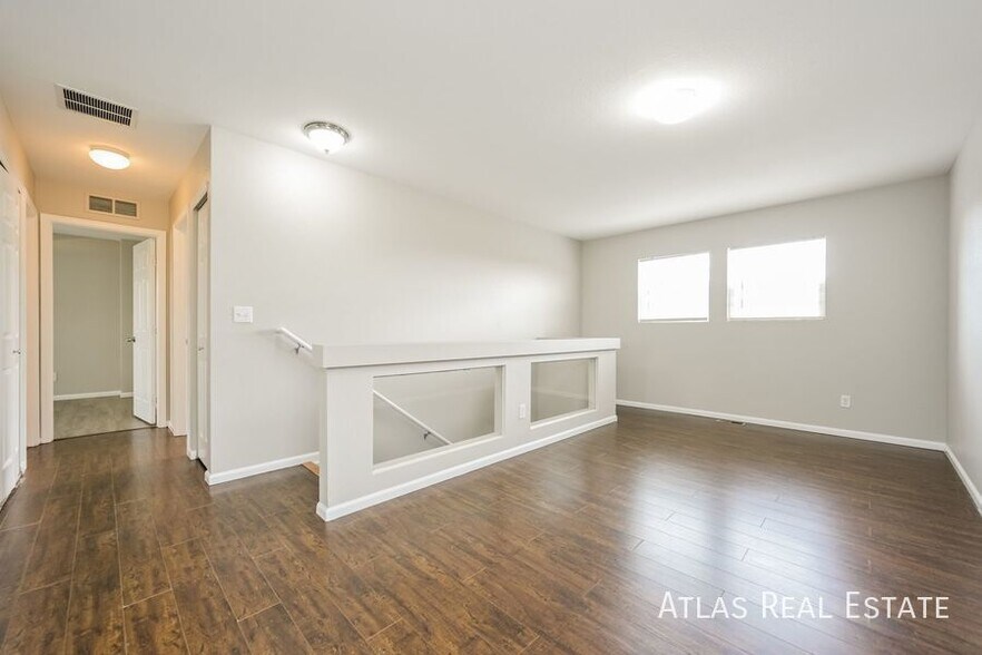 Building Photo - 5563 N Ensenada St