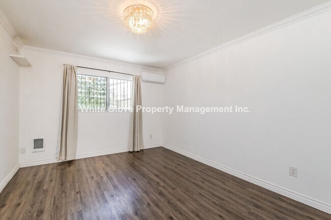 Building Photo - Updated 2 Bedroom Placentia Townhome