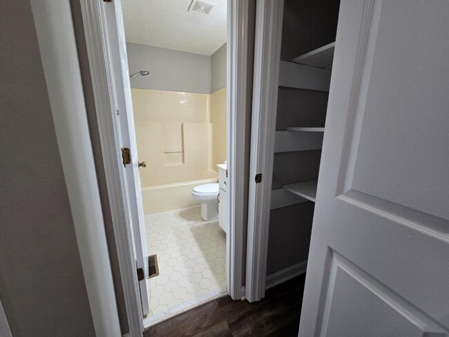 Building Photo - 204 Hunter Dr