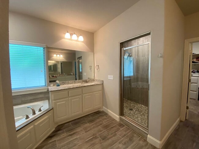 Building Photo - 3 Bedroom 2.5 Bathroom Home