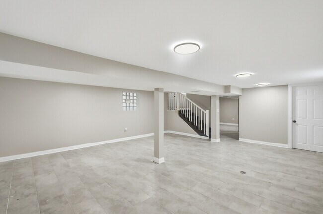 Building Photo - 7823 S May St