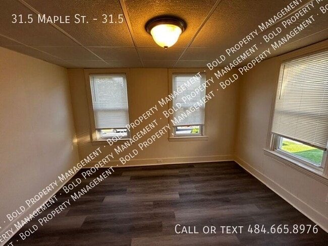 Building Photo - 31.5 Maple St
