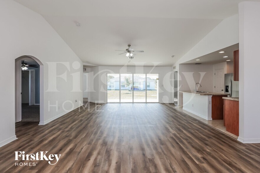 Building Photo - 2423 NW 19th Pl