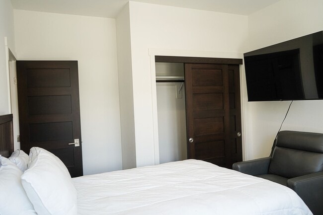 Building Photo - Live Comfortably at CreekHouse – Available...