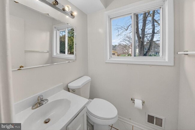 Building Photo - 2890 Balmoral Dr