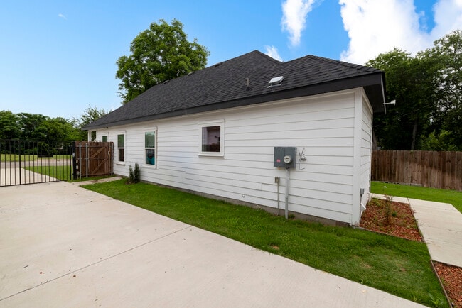 Building Photo - 916 E Terrell Ave