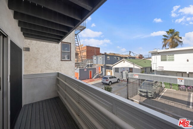 Building Photo - 21 1/2 Wavecrest Ave