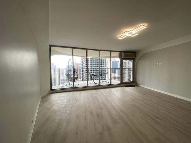 Building Photo - 300 N State St