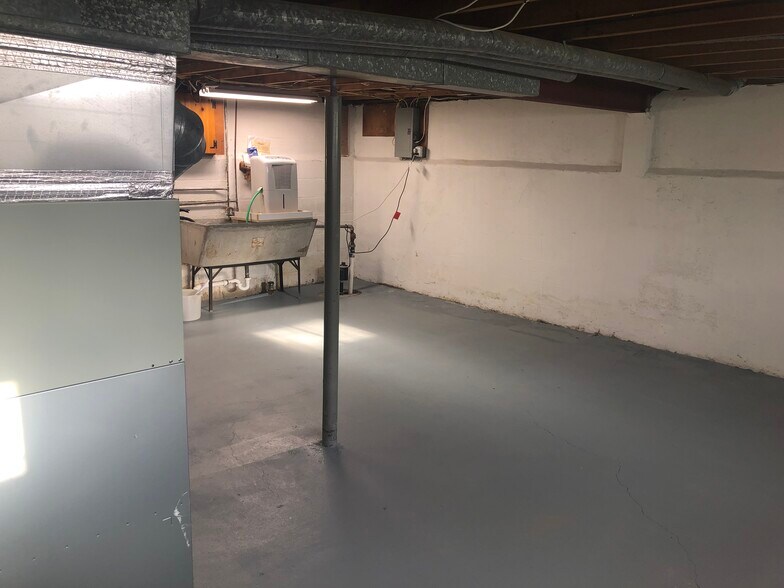 Building Photo - 129 Roselawn Cres