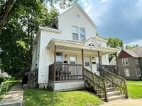 Building Photo - 302 S Prairie St