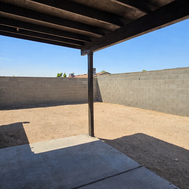 Building Photo - 3 bedroom corner unit for rent