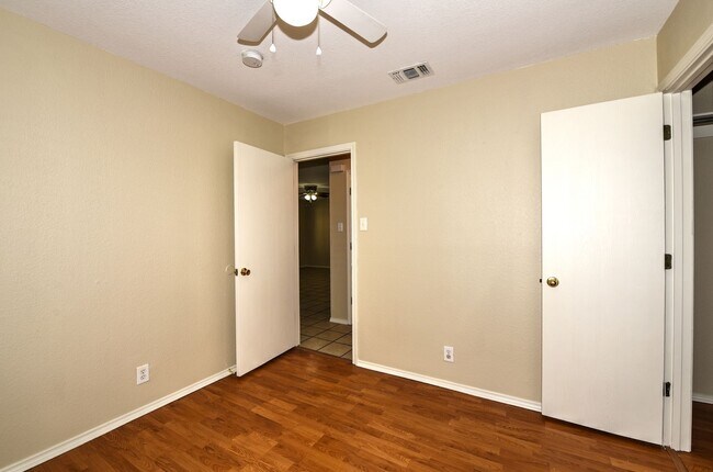 Building Photo - GREAT LOCATION: 1604 & SHAENFIELD | 3 BEDS | 2 BATHS | MOVE IN READY