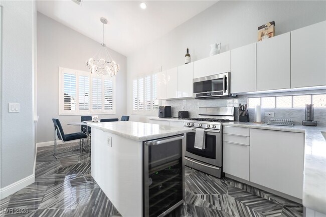 Building Photo - 2076 E Wigwam Ave