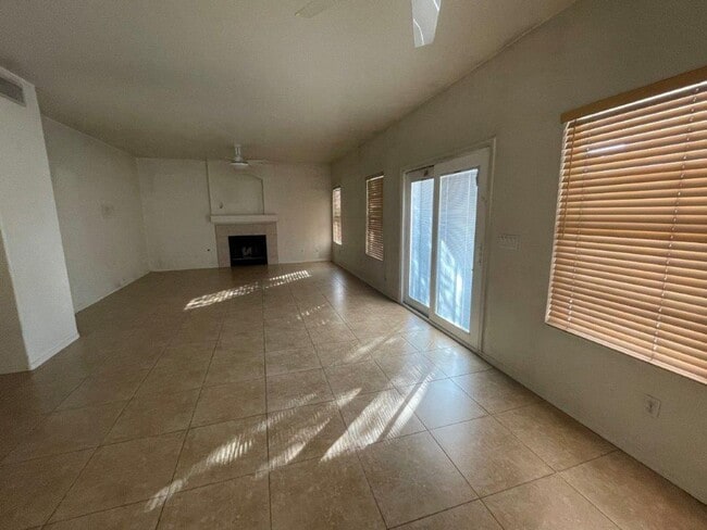 Building Photo - 922 N Sicily Dr