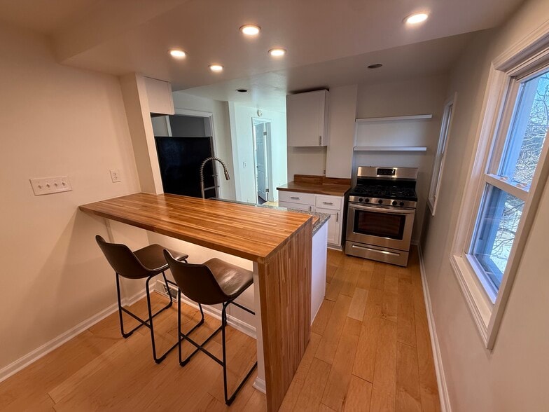 Building Photo - 2547 N Oakland Ave