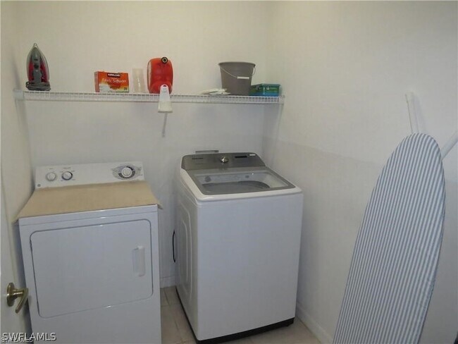 Building Photo - 1305 Mariposa Cir