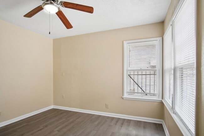 Building Photo - Close to Local Amenities and Downtown