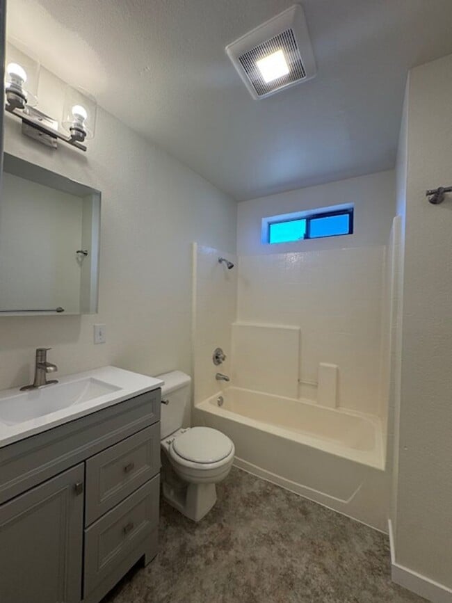 Building Photo - Beautiful 4 bedroom CUTTEN home