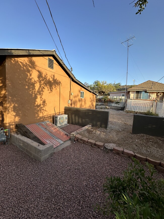 Building Photo - 471 W Heiner Dr
