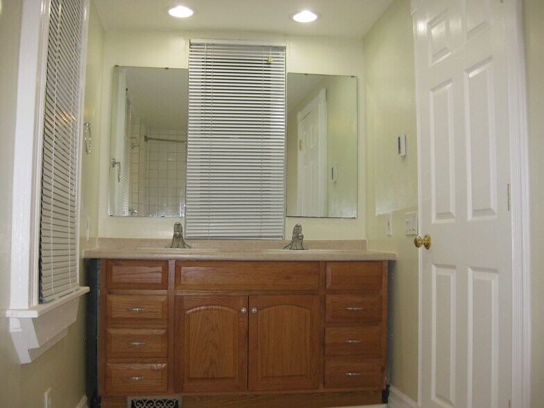 Building Photo - 54 Hartsen St