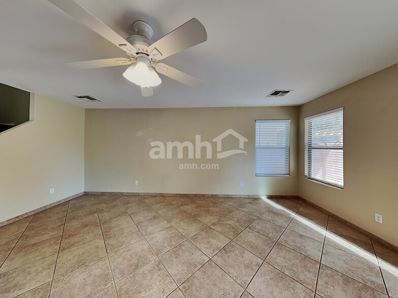 Building Photo - 765 W Flaming Arrow Dr