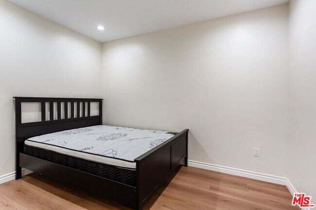 Building Photo - 1419 N Orange Dr