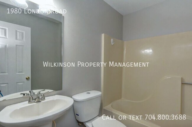 Building Photo - 3 Bedrooms, 2 Baths Ranch In Mooresville Q...