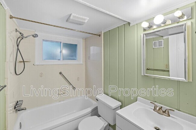 Building Photo - 720 Woodburn Rd