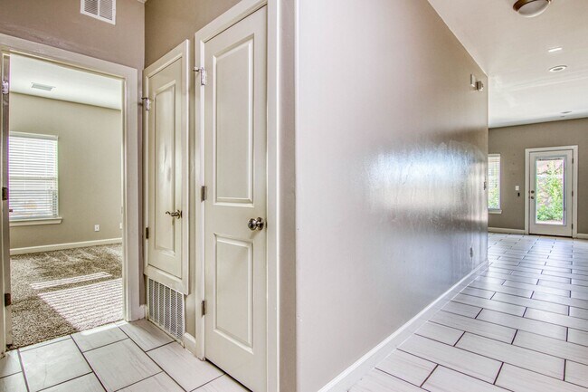 Building Photo - Eastside Beautiful 3 bed/2 baths