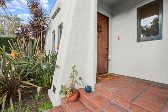 Building Photo - (Ellie:B) 900-902 Havenhurst Drive &amp; 8117 Willoughby Avenue