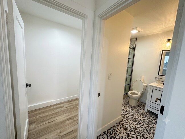Building Photo - 1464