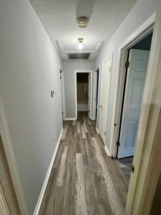 Building Photo - 3 Bed/2 Bath Home