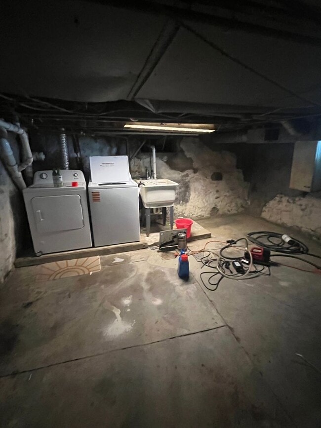 Building Photo - Three Bed, Two Bath with 2 Car Garage in N...